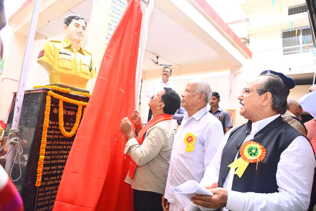 उपमुख्यमंत्री विजय शर्मा ने राजधानी रायपुर के टिकरापारा स्थित शासकीय उच्चतर माध्यमिक विद्यालय में शहीद संजय यादव की प्रतिमा का किया अनावरण