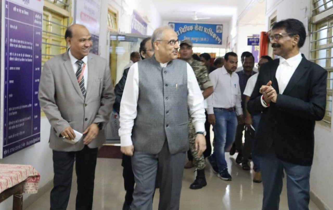 छत्तीसगढ़ के मुख्य न्यायाधीश रमेश सिन्हा ने आज जशपुर के तालुका न्यायालय, व्यवहार न्यायालय बगीचा और प्रधान जिला-सत्र न्यायालय का निरीक्षण किया