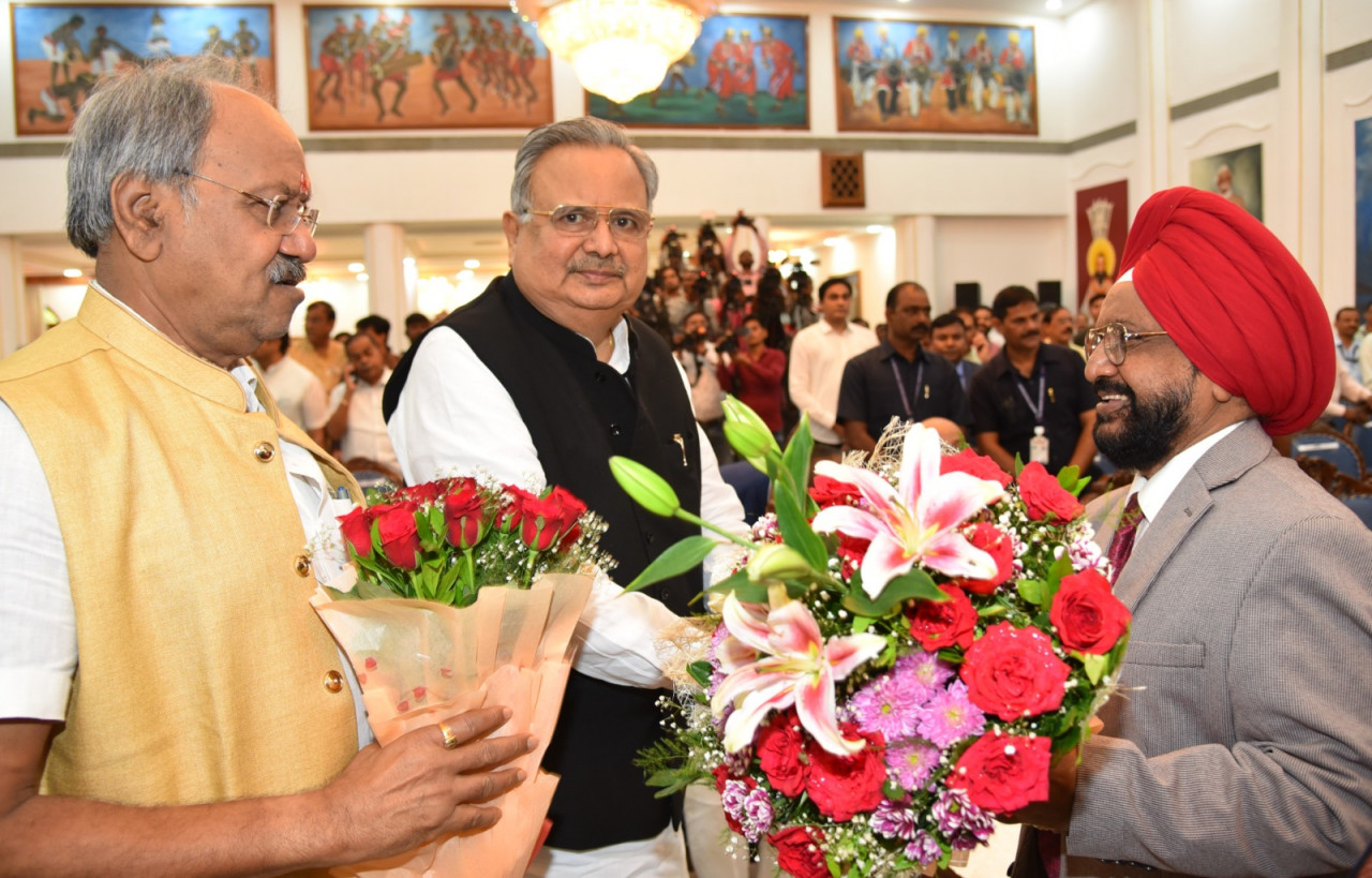 छत्तीसगढ़ के राज्यपाल रमेन डेका ने आज राजभवन में सेवानिवृत्त न्यायमूर्ति इंदर सिंह उबोवेजा को छत्तीसगढ़ लोक आयोग के प्रमुख लोकायुक्त पद की शपथ दिलाई