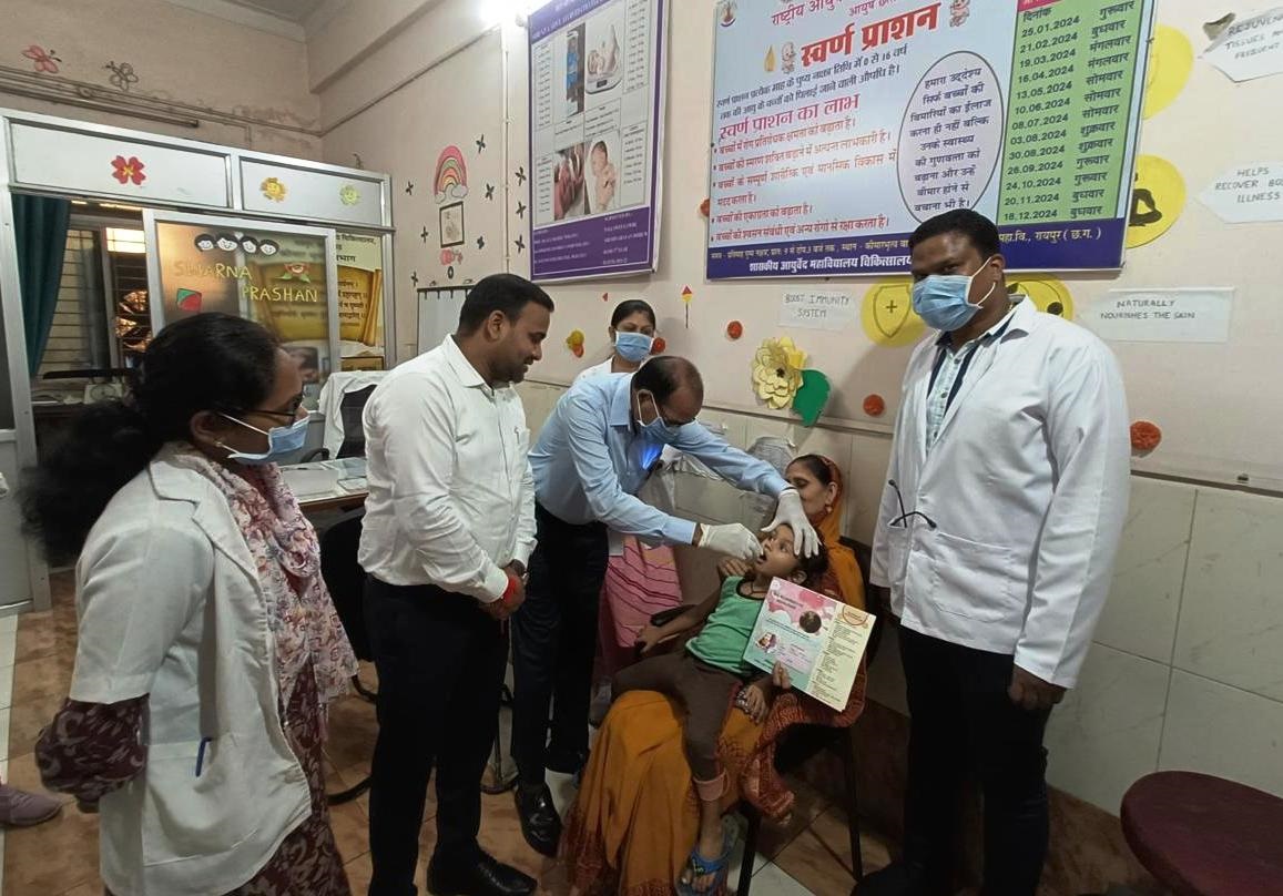 राष्ट्रीय आयुष मिशन की टीम ने हर पुष्य नक्षत्र में आयोजित होने वाले स्वर्णप्राशन की सराहना की