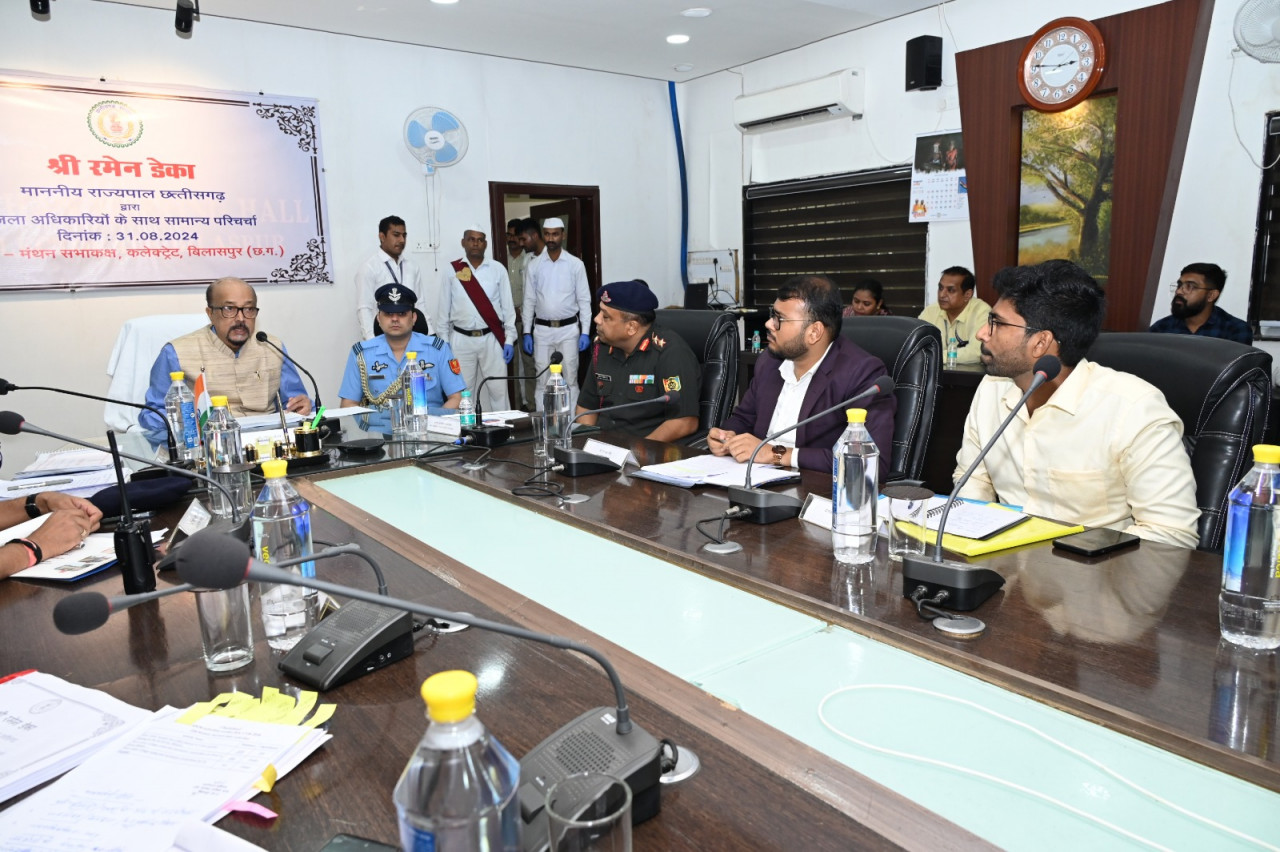 राज्यपाल रमेन डेका ने बिलासपुर जिले के प्रवास के दौरान जिले के अधिकारियों की बैठक ली