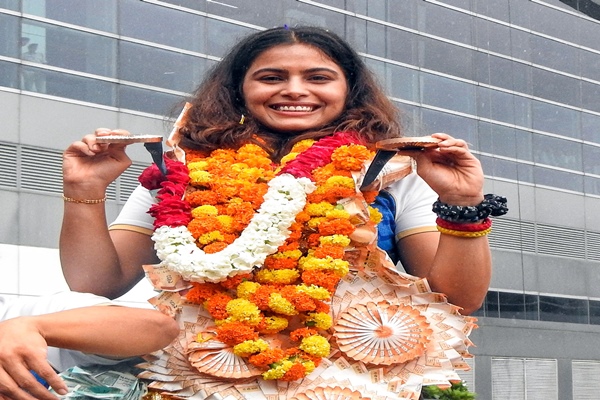 પેરિસ ઑલિમ્પિકમાં બે ચંદ્રક જીતનારા ભારતીય મહિલા નિશાનેબાજ મનુ ભાકર આજે સ્વદેશ પરત ફર્યા છે
