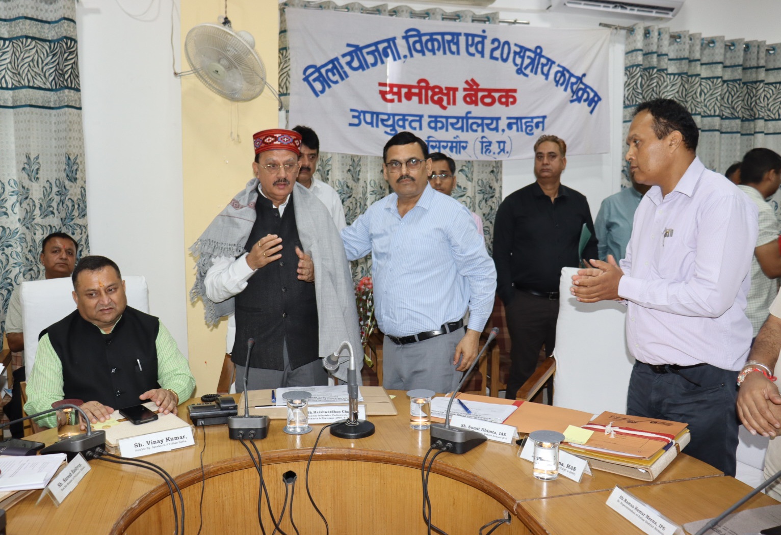 उद्योग मंत्री ने जिला के विभिन्न विकासात्मक कार्यों को समय रहते पूरा करने के दिए निर्देश