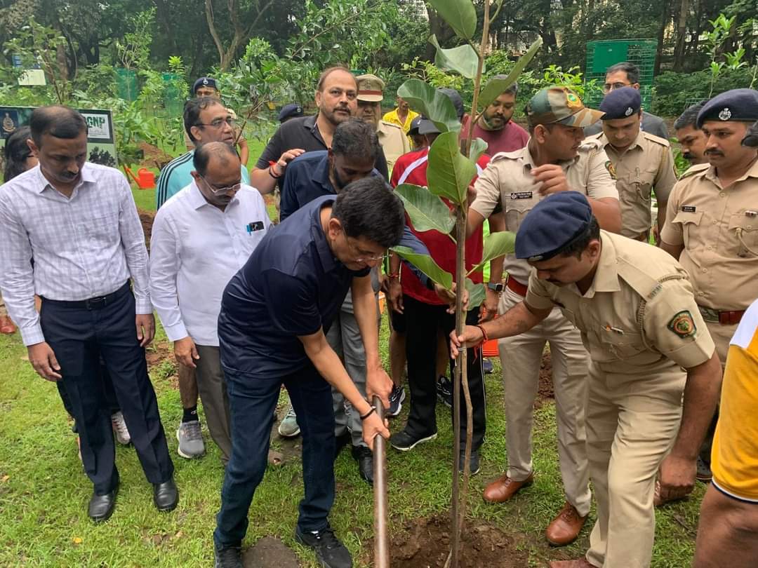 केंद्रीय मंत्री पीयूष गोयल यांचं संजय गांधी राष्ट्रीय उद्यानात ‘एक पेड माँ के नाम’ मोहिमेंतर्गत वृक्षारोपण