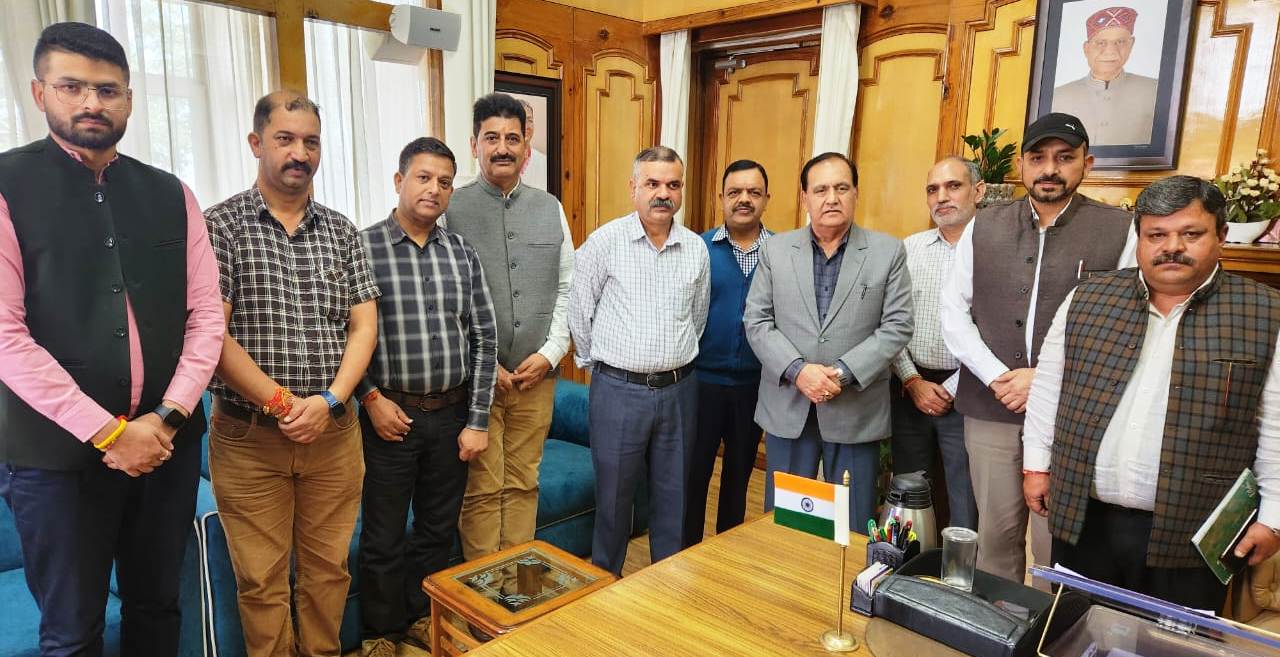 राजभवन विधान सभा लोकायुक्त तथा लोक सेवा आयोग हि0 प्र0 के अधिकारी एवं कर्मचारी संगठन के पदाधिकारी अध्यक्ष कुलदीप सिंह पठानियां से मिले