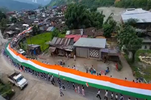 प्रधानमंत्री नरेन्‍द्र मोदी ने अरूणाचल प्रदेश में 600 फुट लम्बे राष्‍ट्रीय ध्‍वज को लेकर निकाली गई तिरंगा यात्रा पर प्रसन्नता व्यक्त की