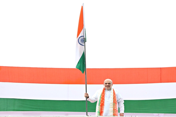 गृहमंत्री अमित शाह यांनी निवासस्थानावर राष्ट्रध्वज फडकवला