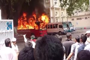 बांग्लादेश में पुलिस और सरकार विरोधी प्रदर्शनकारियों के बीच हिंसक झड़पों से स्थिति बनी  गंभीर