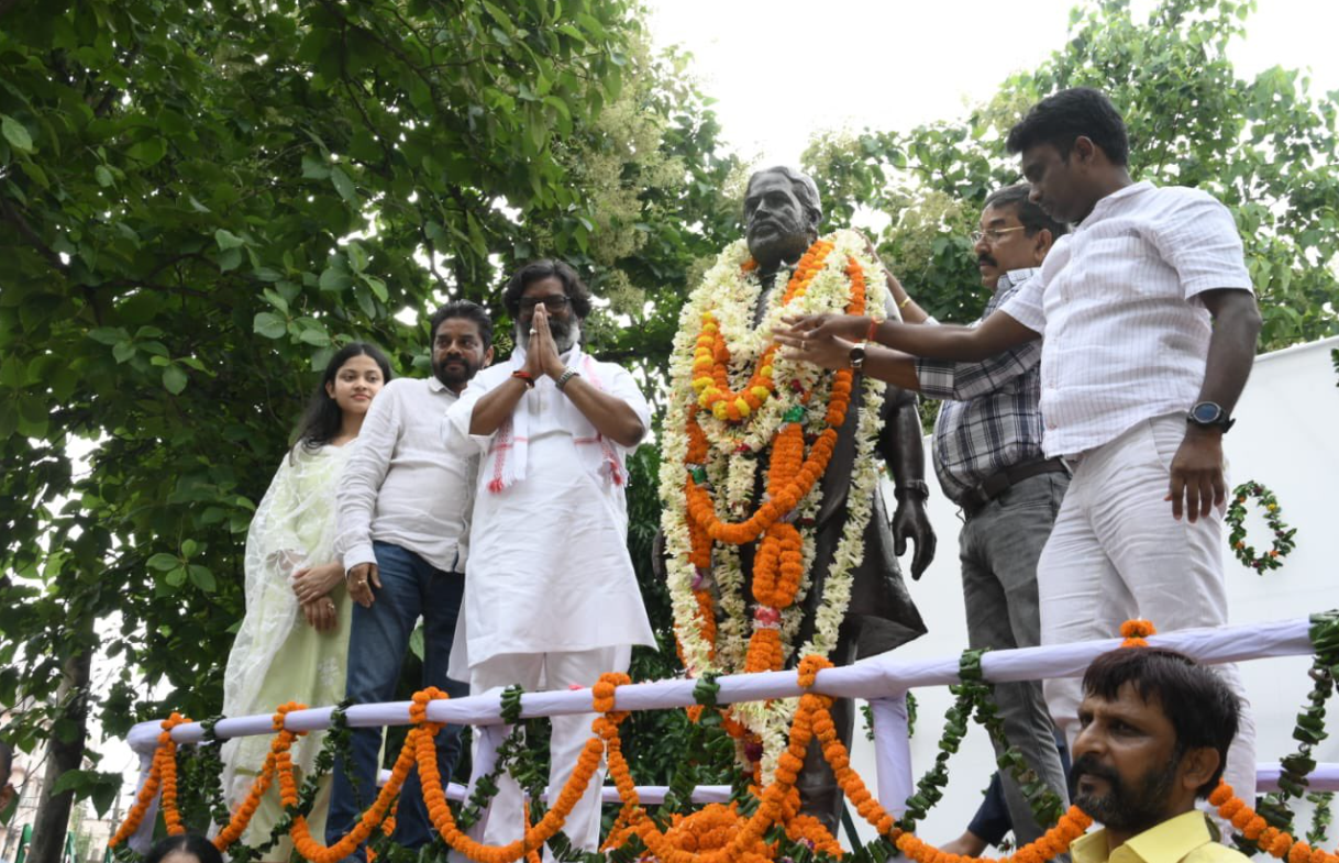 मुख्यमंत्री हेमंत सोरेन ने जमशेदपुर में शहीद निर्मल महतो के शहादत दिवस के मौके उन्हें भावभीनी श्रद्धांजलि अर्पित की
