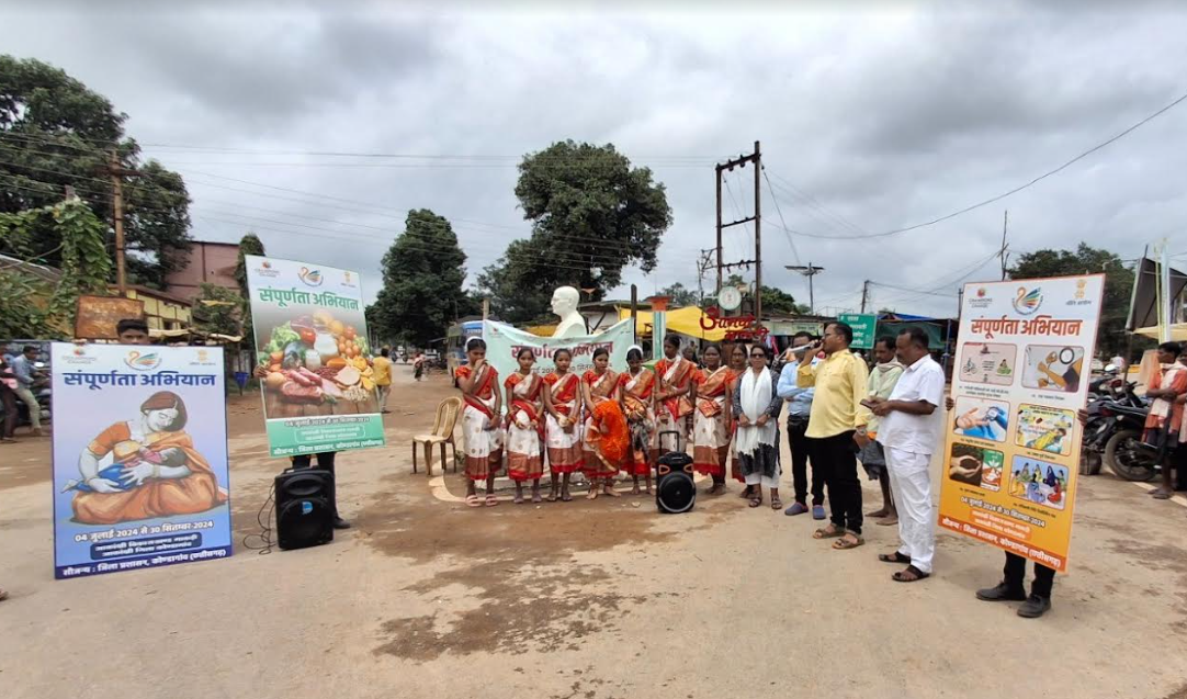 पीएमश्री स्वामी आत्मानंद स्कूल के विद्यार्थियों और शिक्षको ने नुक्कड़-नाटक प्रस्तुत कर लोगों को किया जागरूक