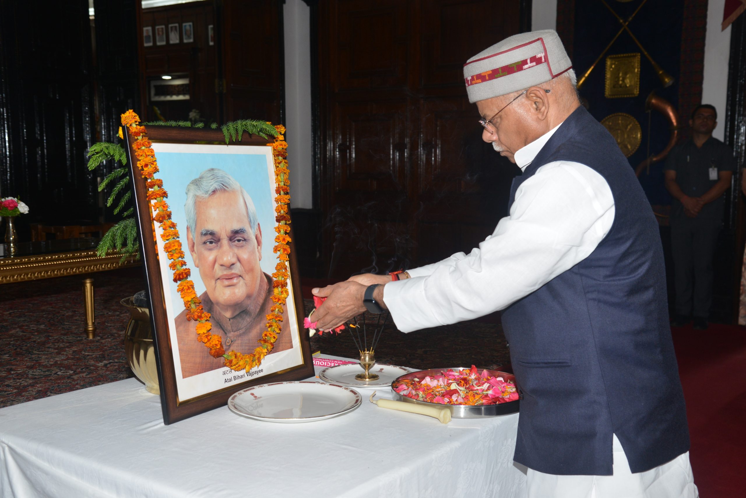 पूर्व प्रधानमंत्री अटल बिहारी वाजपेई की छठी पुण्यतिथि पर राज्यपाल शिव प्रताप शुक्ल ने दी श्रद्धांजलि