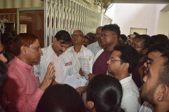 रांची के रिम्स में डॉक्टरों की हड़ताल आज 8वें दिन भी जारी, बिना इलाज लौट रहे मरीज