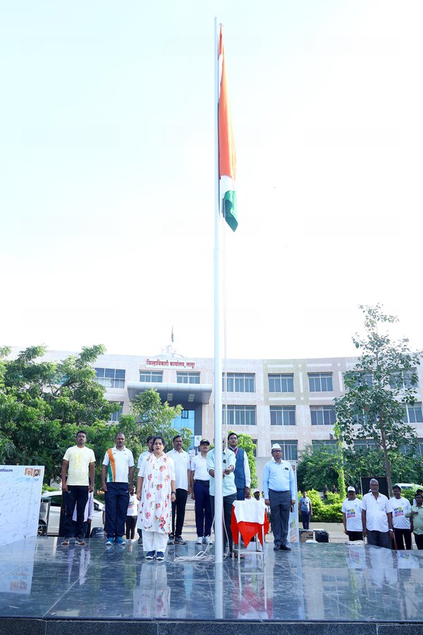 लातूर जिल्ह्यातील शासकीय कार्यालयांवर तिरंगा फडकवून उपक्रमाला सुरुवात
