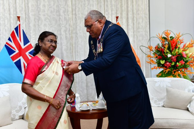 राष्ट्रपती द्रौपदी मुर्मू यांना ‘द कंपॅनियन ऑर्डर ऑफ फिजी’ हा फिजीचा सर्वोच्च नागरी पुरस्कार प्रदान