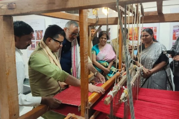 हातमाग, हस्तशिल्पांची विक्री आणि निर्यात वाढवण्यासाठी देशात विविध उपक्रम – मंत्री गिरीराज सिंह