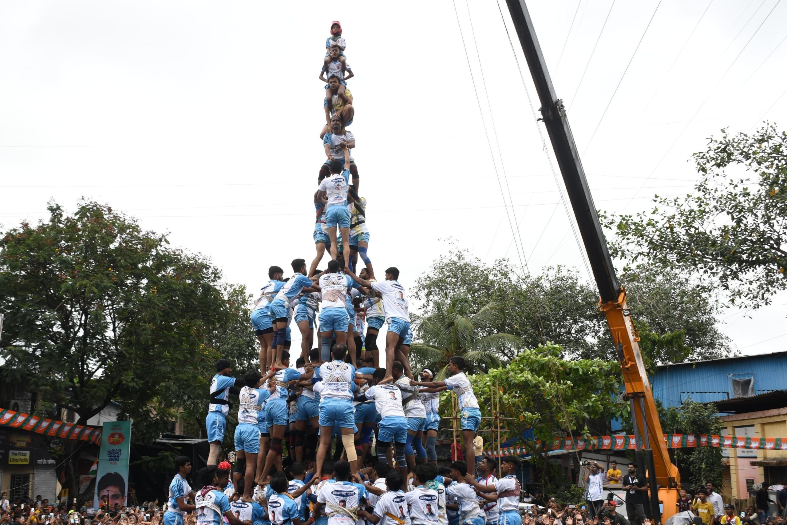 मुंबई में दही हांडी का उत्साह जोरो पर, मुख्यमंत्री और उप मुख्यमंत्री उत्सव में हो सकते हैं शामिल