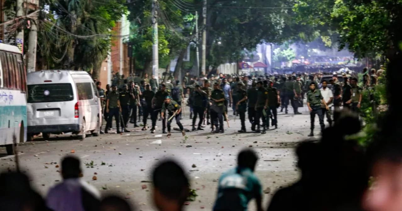 बांग्लादेश के ढाका में केंद्रीय सचिवालय के पास छात्रों और प्रदर्शनकारी अंसार कर्मियों के बीच झड़प में 30 लोग घायल