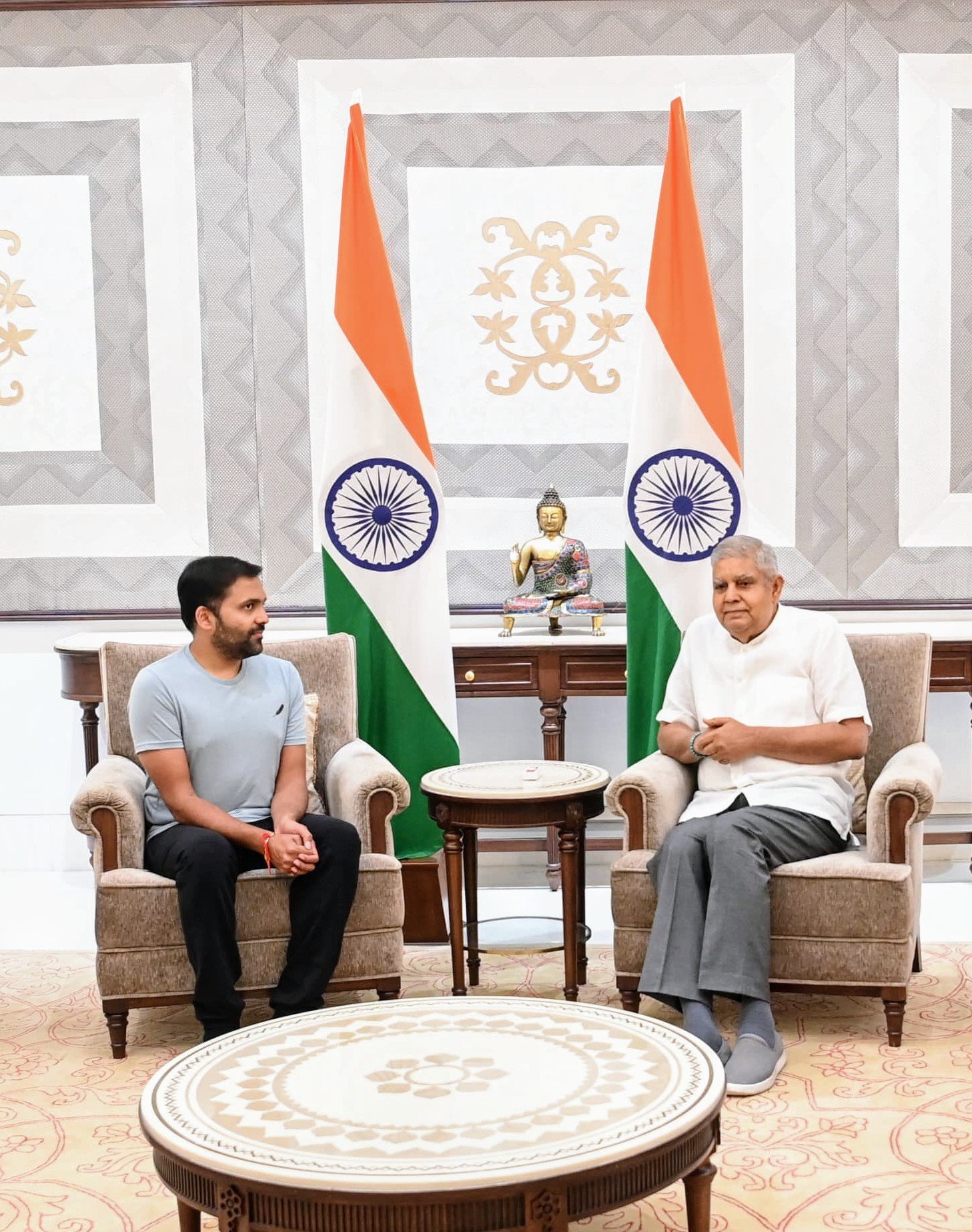 भारत के पहले असैनिक अंतरिक्ष यात्री कैप्टन गोपीचंद थोटाकुरा ने आज नई दिल्ली में उपराष्ट्रपति जगदीप धनखड़ से मुलाकात की