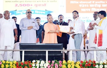 मुख्यमंत्री योगी आदित्यनाथ ने वृहद रोजगार और ऋण मेला में 2,500 युवाओं को नियुक्ति पत्र सौंपे