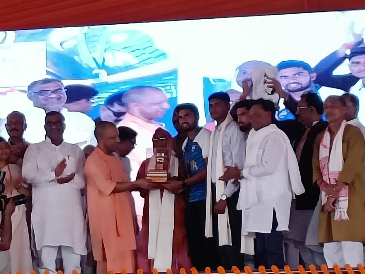 मुख्यमंत्री योगी आदित्यनाथ ने ओलंपिक में पदक जीतने वाले खिलाड़ियों को किया सम्मानित