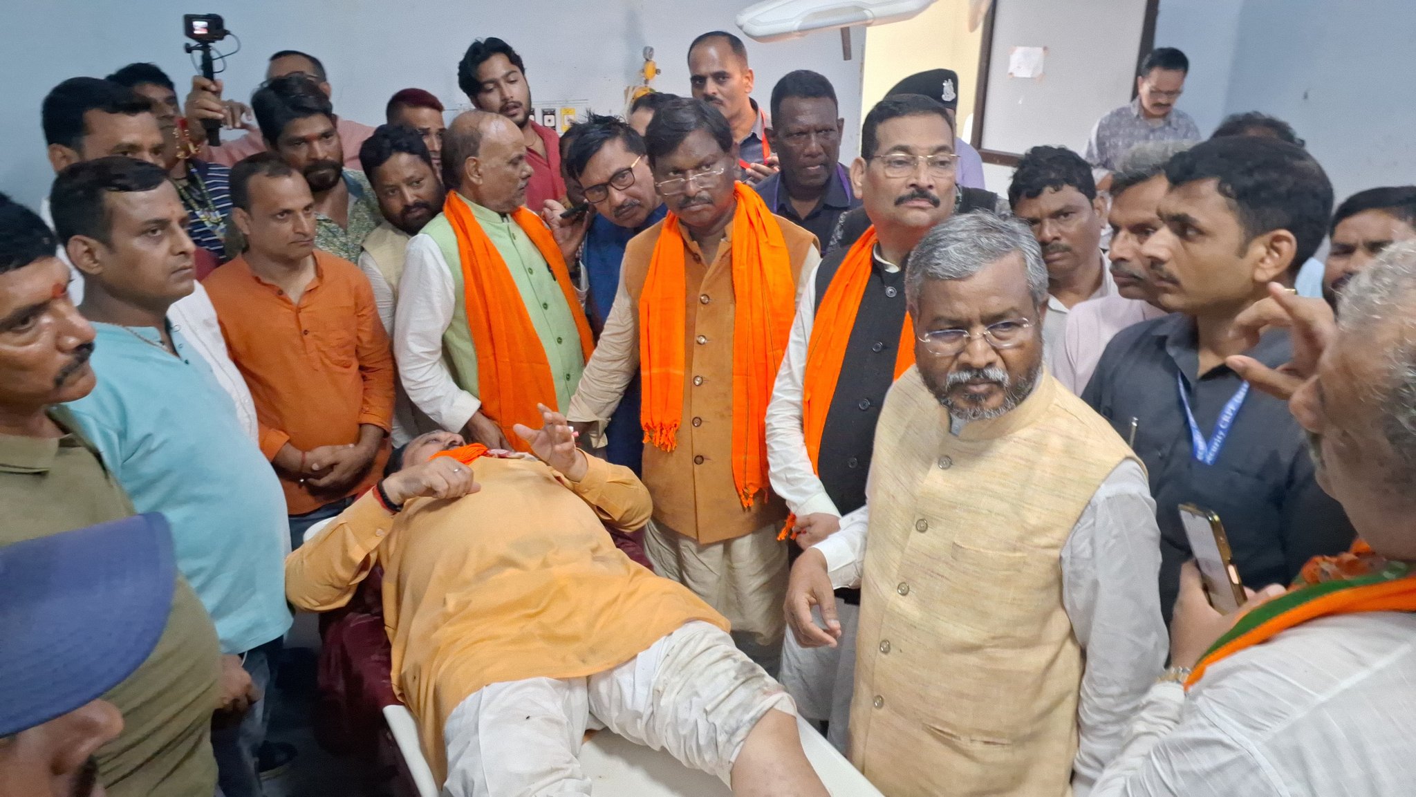 भाजयुमो की आक्रोश रैली के दौरान पार्टी कार्यकर्ताओं और पुलिस के बीच झड़प में 13 लोग घायल
