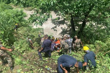 नेपाल बस दुर्घटना में मारे गए 24 लोगों के शवों को आज उत्‍तर प्रदेश के गोरखपुर लाया जाएगा