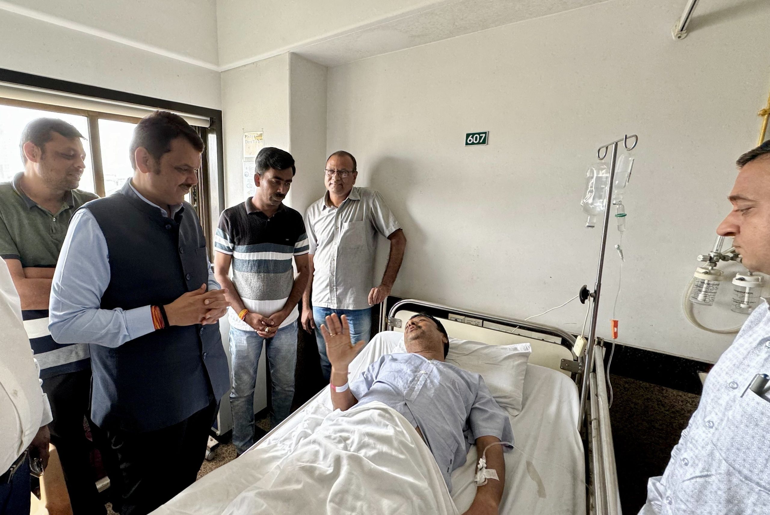 महाराष्ट्र: उपमुख्यमंत्री देवेन्द्र फड़नवीस ने बॉम्बे अस्पताल में नेपाल बस दुर्घटना के घायलों से मुलाकात की