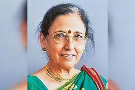 ज्येष्ठ मराठी अभिनेत्री सुहासिनी देशपांडे यांच्या पार्थिवावर अंत्यसंस्कार