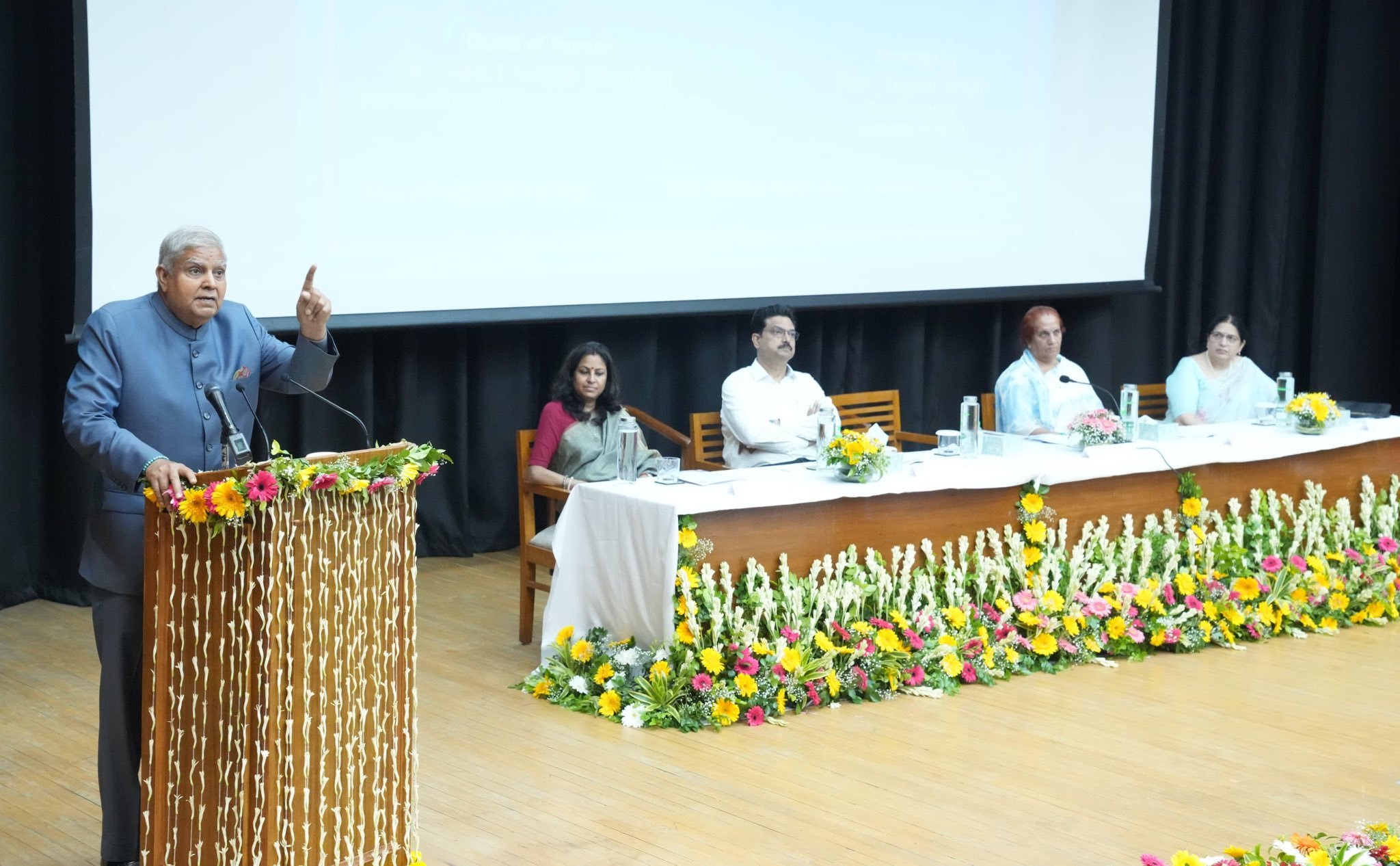 उपराष्ट्रपति जगदीप धनखड़ ने दिल्ली विश्वविद्यालय में “विकसित भारत में महिलाओं की भूमिका” विषय पर आयोजित एक सत्र को संबोधित किया