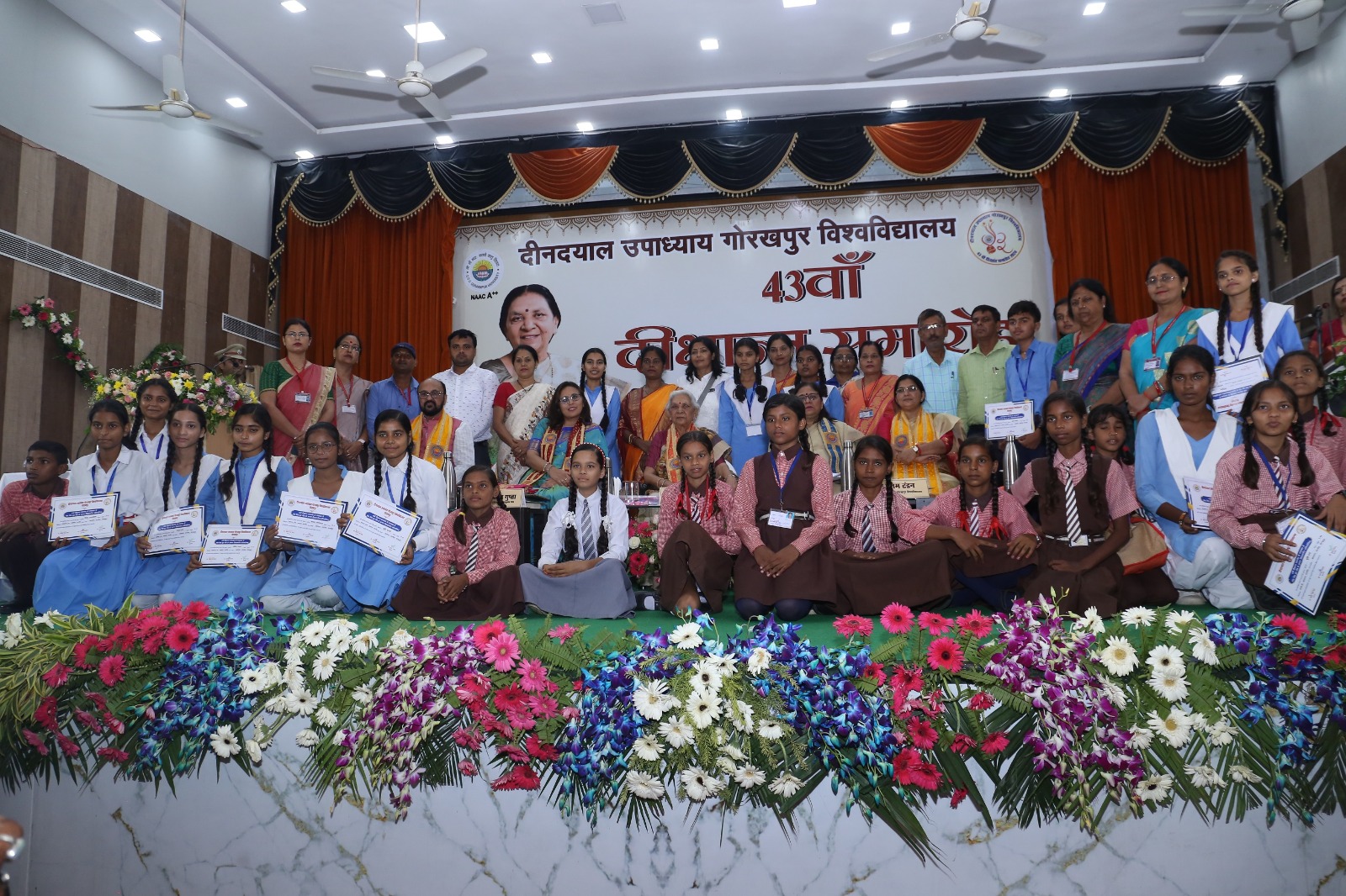 राज्यपाल आनंदीबेन पटेल ने दीनदयाल उपाध्याय गोरखपुर विश्वविद्यालय के 43वें दीक्षांत समारोह में शामिल हुईं