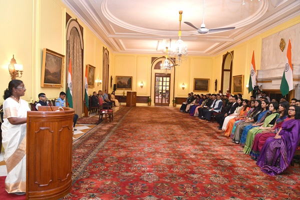 Officer Trainees of Indian Foreign Service call on President Droupadi Murmu at Rashtrapati Bhawan