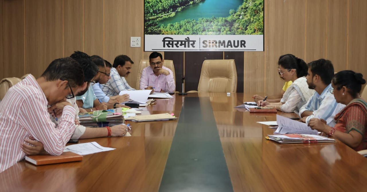 दण्डाधिकारी एल.आर. वर्मा की अध्यक्षता में आयोजित हुई जिला स्तरीय सार्वजनिक वितरण समिति की समीक्षा बैठक
