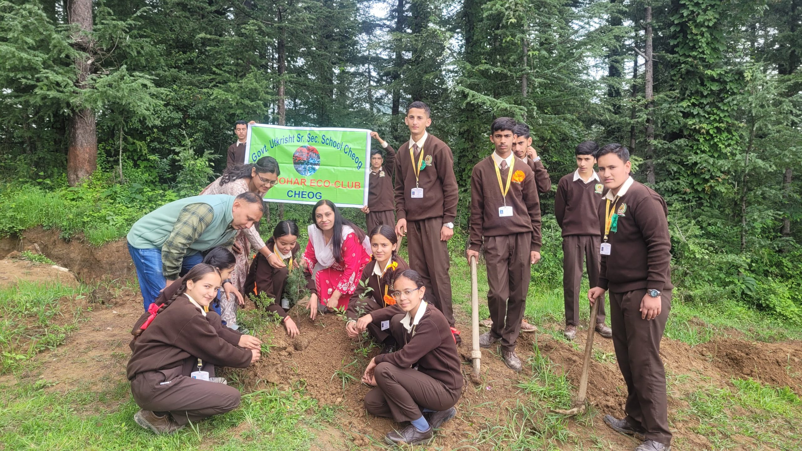 एक पेड़ मां के नाम अभियान के तहत राजकीय उत्कृष्ट वरिष्ठ विद्यालय चियोग में वन महोत्सव मनाया गया
