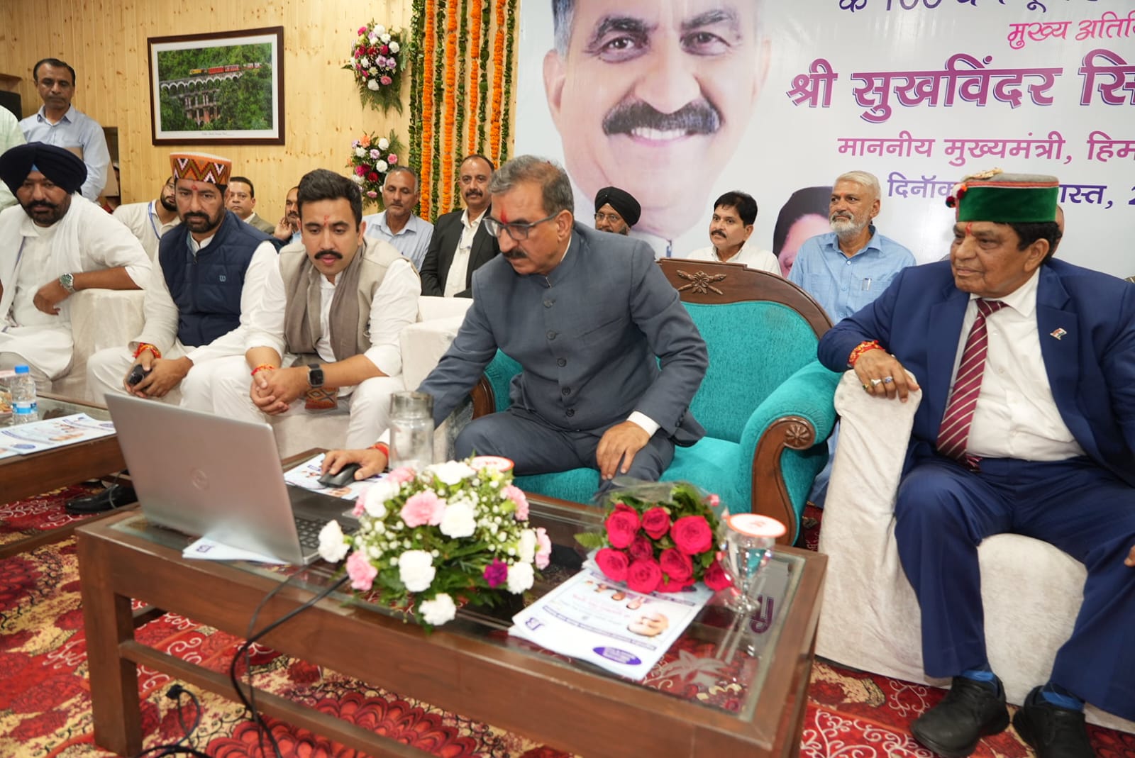 मुख्यमंत्री ठाकुर सुखविंद्र सिंह सुक्खू ने जोगिंद्रा सहकारी बैंक के 100 वर्ष पूर्ण होने पर सोलन में मंगलवार देर शाम बैंक के नए ‘लोगो’ का अनावरण किया