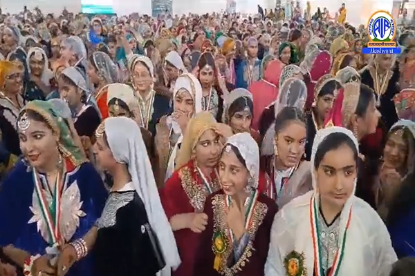 ‘कशूर रिवाज’ सांस्कृतिक महोत्सवात तरुणींच्या सर्वात मोठ्या काश्मिरी लोकनृत्याचा जागतिक विक्रम