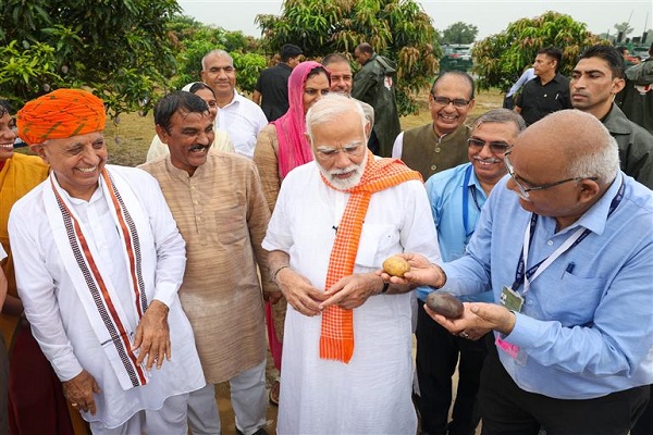 प्रधानमंत्री नरेन्द्र मोदी ने आज नई दिल्ली के भारतीय कृषि अनुसंधान संस्थान में फसलों की 109 किस्में जारी