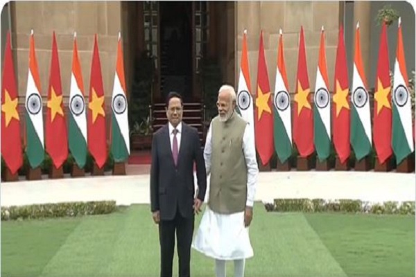 प्रधानमंत्री नरेन्‍द्र मोदी ने राष्‍ट्रपति भवन में वियतनाम के प्रधानमंत्री फाम मिन्ह चिन्‍ह का स्वागत किया