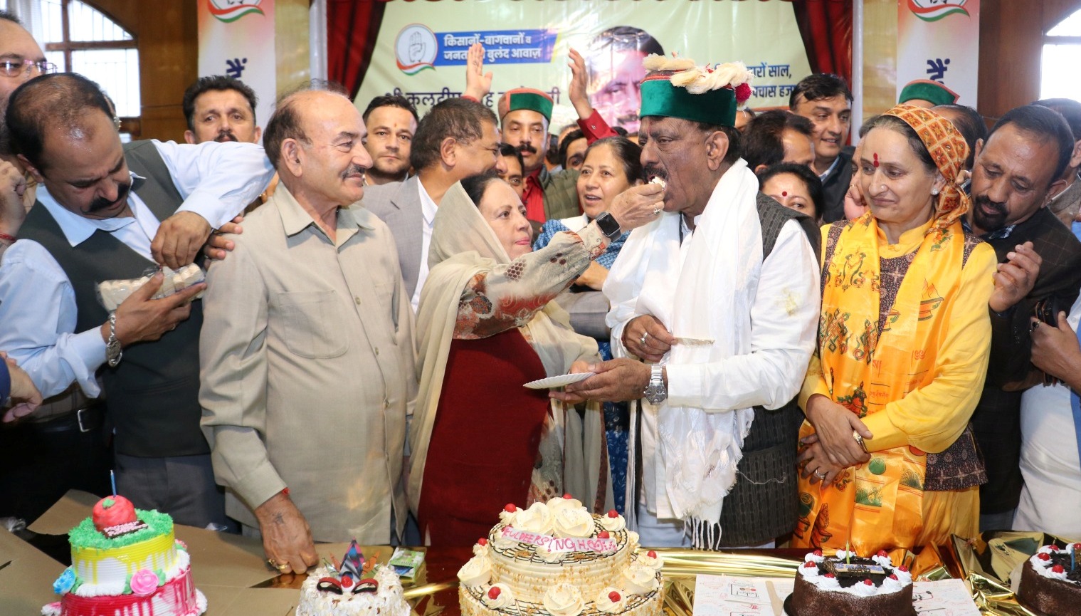 कुलदीप सिंह राठौर के जन्मदिन पर कांग्रेस मुख्यालय में ढोल-नगाड़ों के साथ जश्न