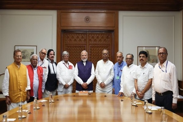 সরকারি কর্মচারীরা, তাঁদের পেনশন নিশ্চিত করতে অভিন্ন পেনশন প্রকল্প ইউপিএস চালু করার জন্য মন্ত্রিসভার সিদ্ধান্ত কে স্বাগত জানিয়েছেন