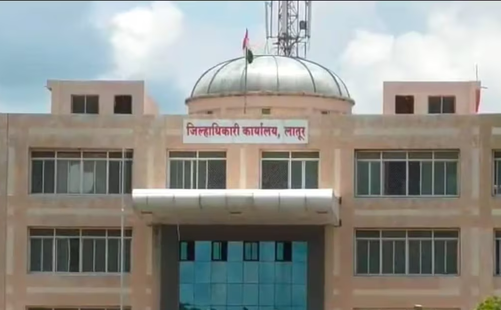 महिलांनी घरावर तिरंगा फडकवण्याचं लातूर जिल्हाधिकाऱ्यांचे आवाहन
