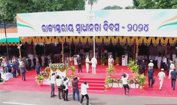 ओडिशा के मुख्यमंत्री मोहन चरण माझी ने 78वें स्‍वतंत्रता दिवस के अवसर पर महात्मा गांधी मार्ग पर किया ध्वजारोहण