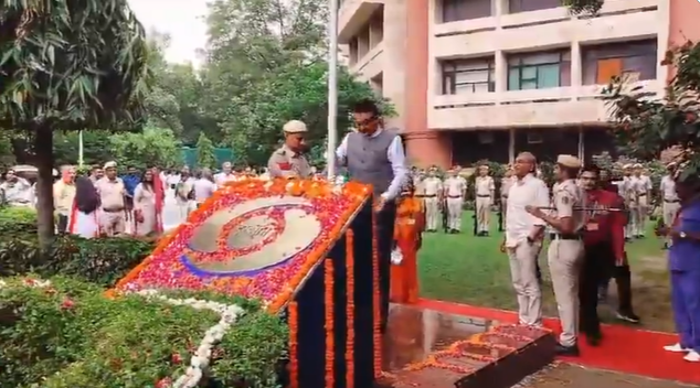 नवी दिल्लीत प्रसारभारतीचे अध्यक्ष नवनीतकुमार सेहगल यांच्या हस्ते ध्वजारोहण