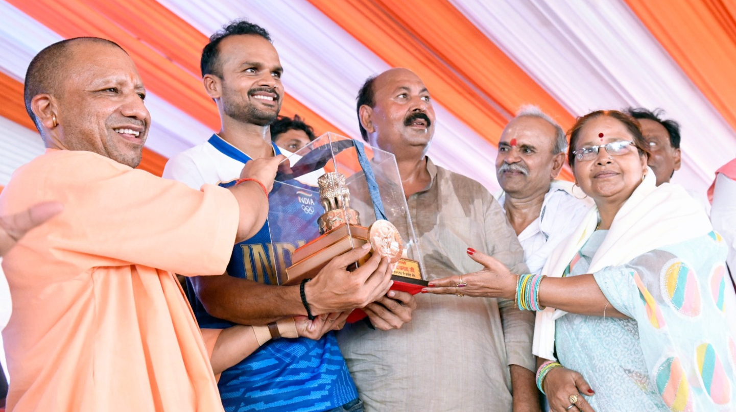 मुख्यमंत्री योगी आदित्यनाथ ने भारतीय हाॅकी टीम के खिलाड़ी राजकुमार पाल और ललित उपाध्याय को किया सम्मानित