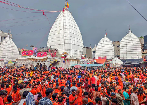देवघर के बाबा बैद्यनाथ धाम मंदिर में इस वर्ष भी श्रद्धालुओं की भारी भीड़  लगातार उमड़ रही है