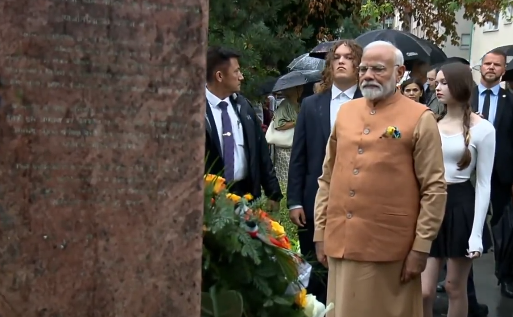 प्रधानमंत्री नरेंद्र मोदी पोलैंड की यात्रा पर वारसॉ पहुंचे, पारंपरिक स्वागत के बाद जाम साहेब नवानगर स्मारक पर पुष्पांजलि अर्पित की