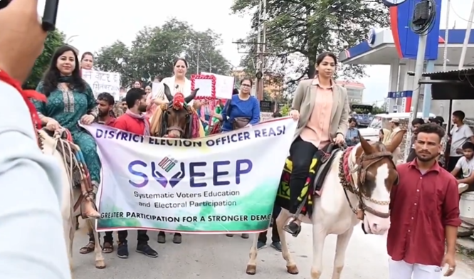 जम्मू-कश्मीर में SVEEP के तहत कटरा में आयोजित हुई अनूठी मेगा महिला हॉर्स रैली