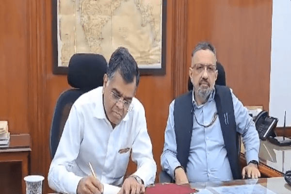 মন্ত্ৰীসভাৰ নতুন সচিব হিচাপে ডº টি ভি সোমনাথনৰ কাৰ্যভাৰ গ্ৰহণ