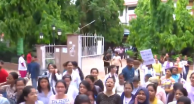 राम मनोहर लोहिया अस्‍पताल और ले‍डी हार्डिंग मेडिकल कॉलेज तथा अन्‍य अस्‍पतालों के डॉक्‍टरों और मेडिकल छात्रों ने कोलकाता की एक रेजिडेंट डॉक्‍टर के साथ दुष्‍कर्म के विरोध में राष्‍ट्रीय राजधानी में विरोध प्रदर्शन किया