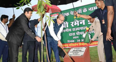 छत्तीसगढ़ के राज्यपाल रमेन डेका ने सिरपुर के लक्ष्मण मंदिर परिसर में ’एक पेड़ मां के नाम’ अभियान के तहत आम के पौधे का रोपण किया