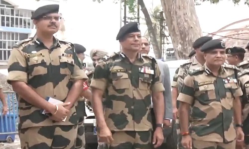 बीएसएफ के महानिदेशक दलजीत सिंह चौधरी ने पश्चिम बंगाल में भारत-बांग्लादेश सीमा का दौरा किया